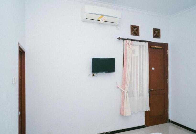 Номер Economy, Urbanview Hotel Griya Surya Malang By Reddoorz