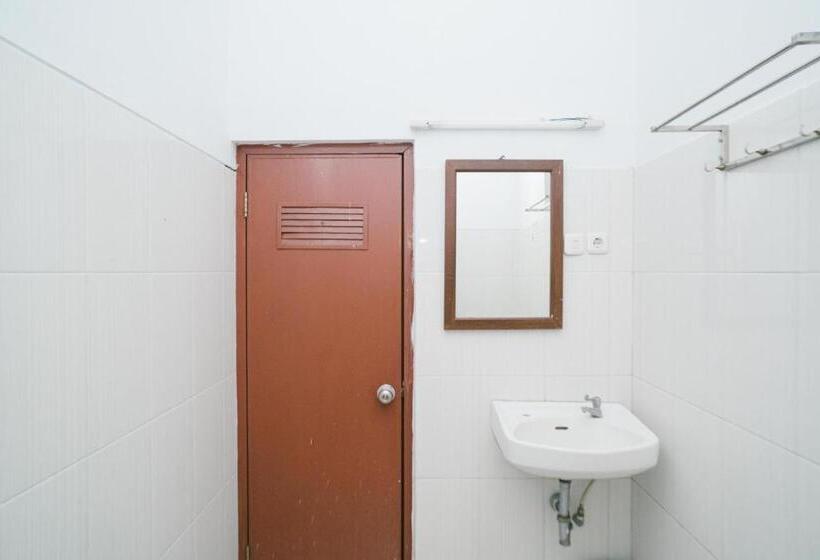 デラックスルーム, Urbanview Hotel Griya Surya Malang By Reddoorz