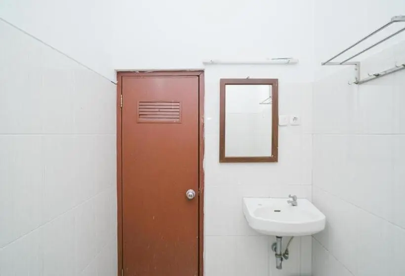 デラックスルーム, Urbanview Hotel Griya Surya Malang By Reddoorz