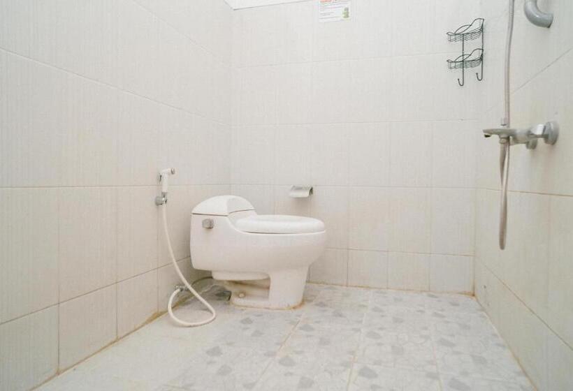 Номер Deluxe, Urbanview Hotel Griya Surya Malang By Reddoorz