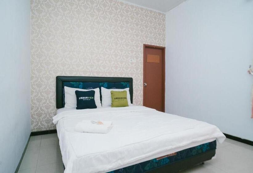 デラックスルーム, Urbanview Hotel Griya Surya Malang By Reddoorz