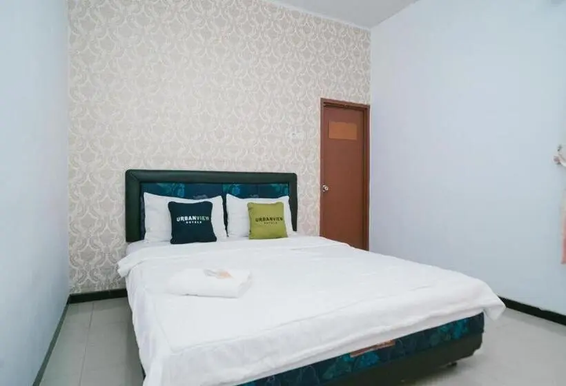 デラックスルーム, Urbanview Hotel Griya Surya Malang By Reddoorz