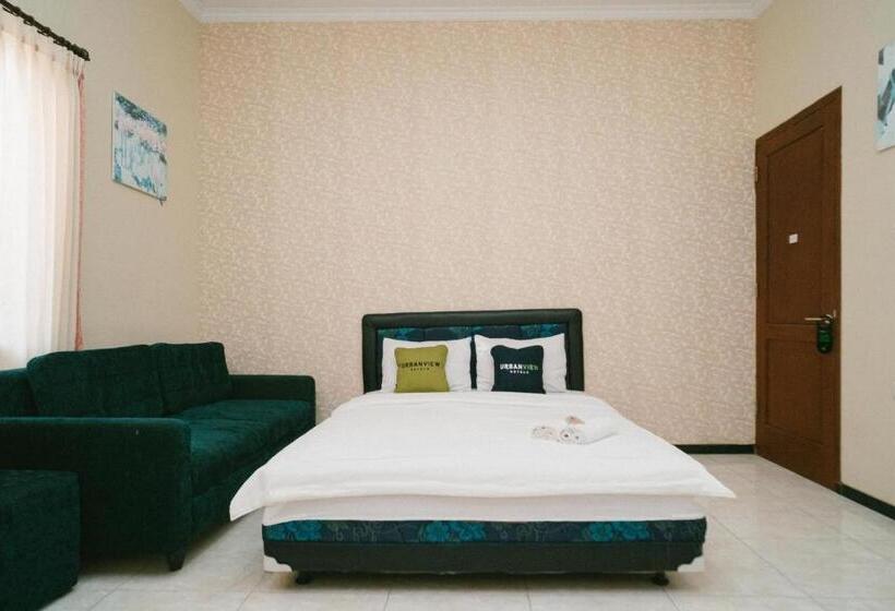 Номер Superior, Urbanview Hotel Griya Surya Malang By Reddoorz