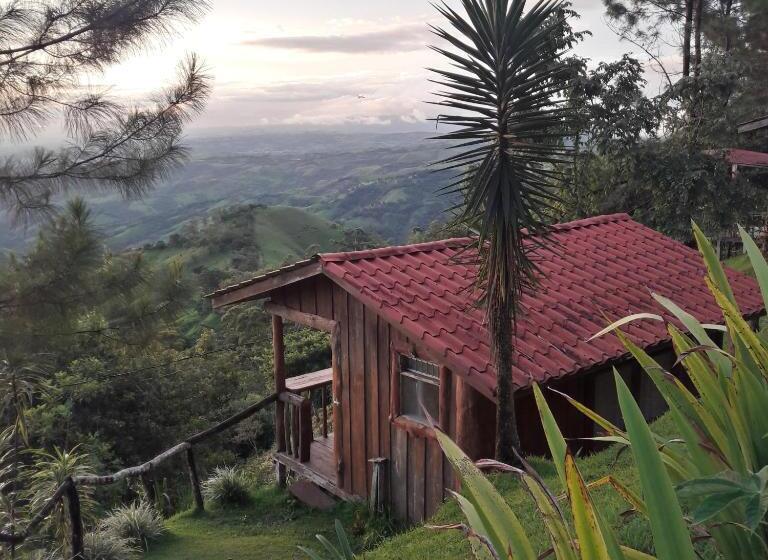 بنجلو قياسى, Cabañas Don Camilo Albergue De Montaña