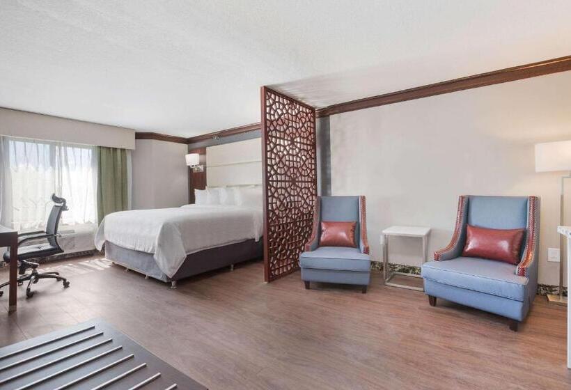 מיטת קינג בסוויטה, The Leo Collection Detroit, Ascend Hotel Collection