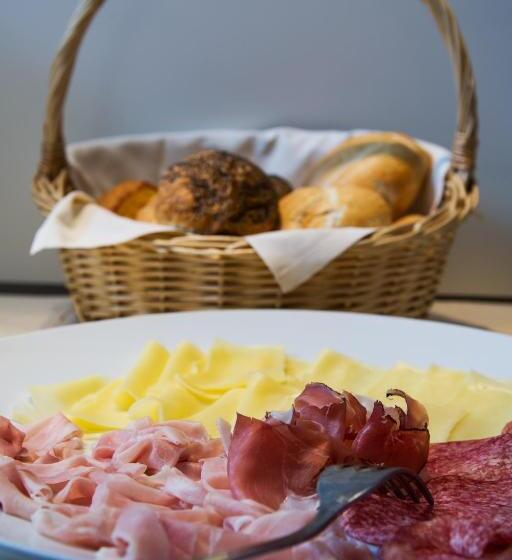 经济房, Family Hotel Gran Baita