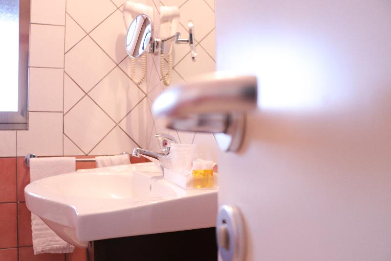 带海景的高档三人间, Ancora