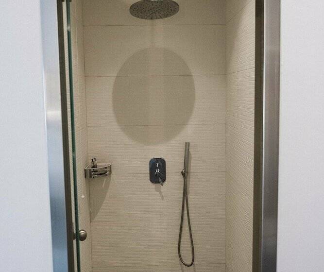 غرفة عائلية, Argo