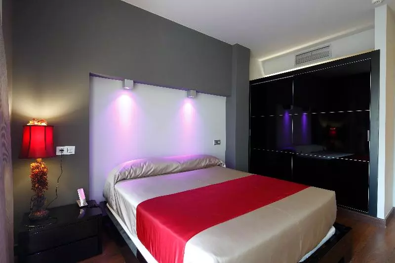 سوییت جونیور, Silken Axis Vigo