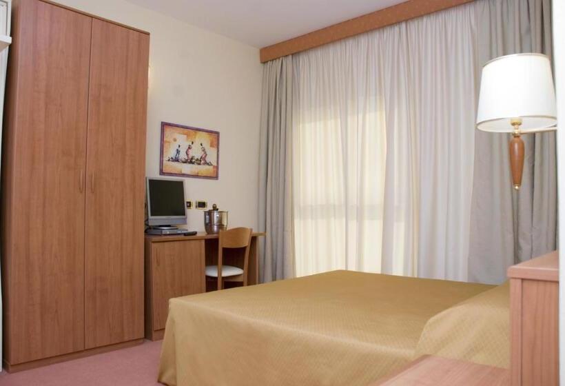 غرفة قياسية ثلاثية, La Isla Resort