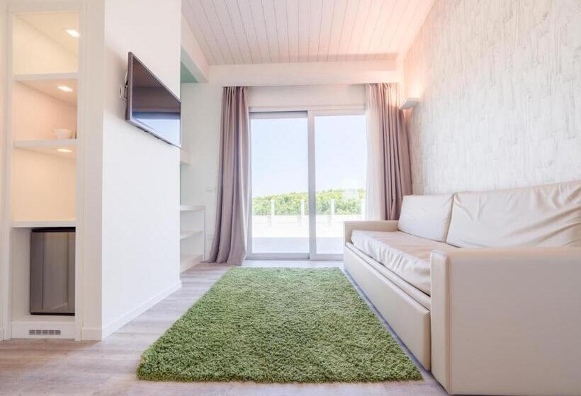 סוויטה עם ג'קוזי, Meridiana Family & Nature