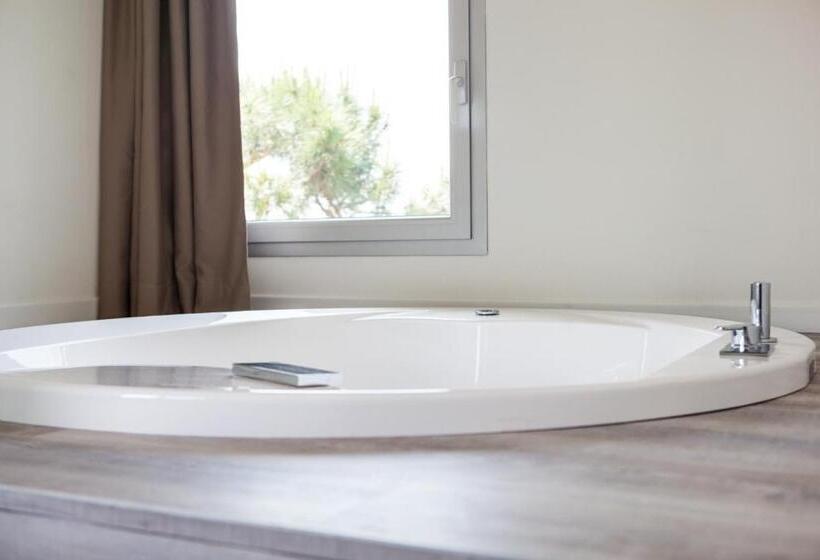 סוויטה עם ג'קוזי, Meridiana Family & Nature