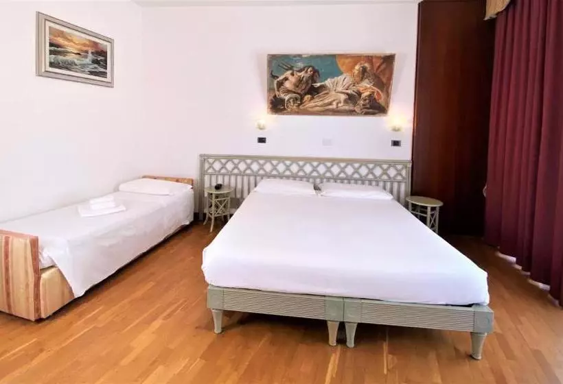 اتاق استاندارد سه نفره, Park Hotel Junior