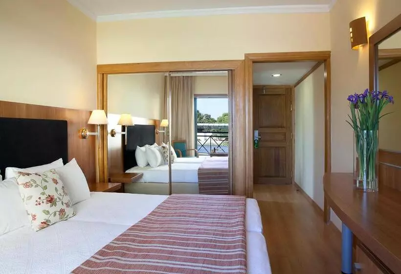 山の見えるスーペリアルーム, Ramada by Wyndham, Athens Club Attica Riviera
