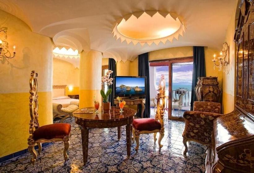 سوییت لوکس, Strand Hotel Delfini