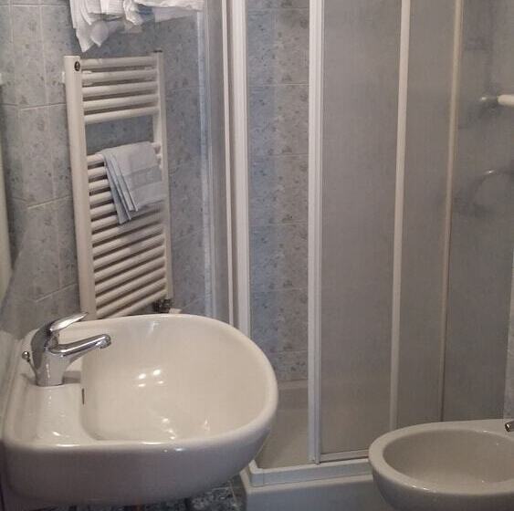 Chambre Triple Standard, Tre Re