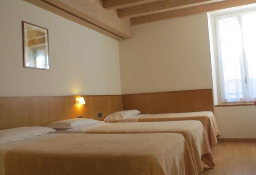 Chambre Triple Standard, Tre Re