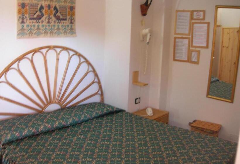 غرفة قياسية ذات أسقف منحدرة, Domus De Janas Sul Mare