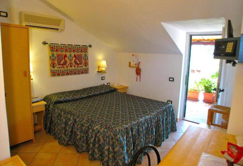 غرفة قياسية ذات أسقف منحدرة, Domus De Janas Sul Mare