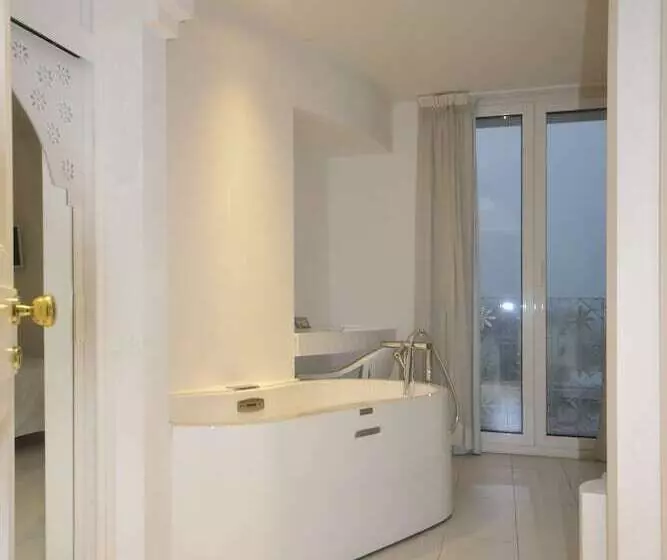 اتاق استاندارد با وان آب گرم, Al Cavallino Bianco