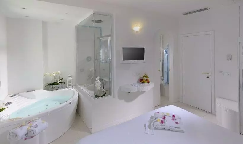 اتاق استاندارد با وان آب گرم, Al Cavallino Bianco