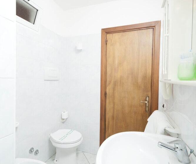 חדר סטנדרט יחיד, Ape Regina