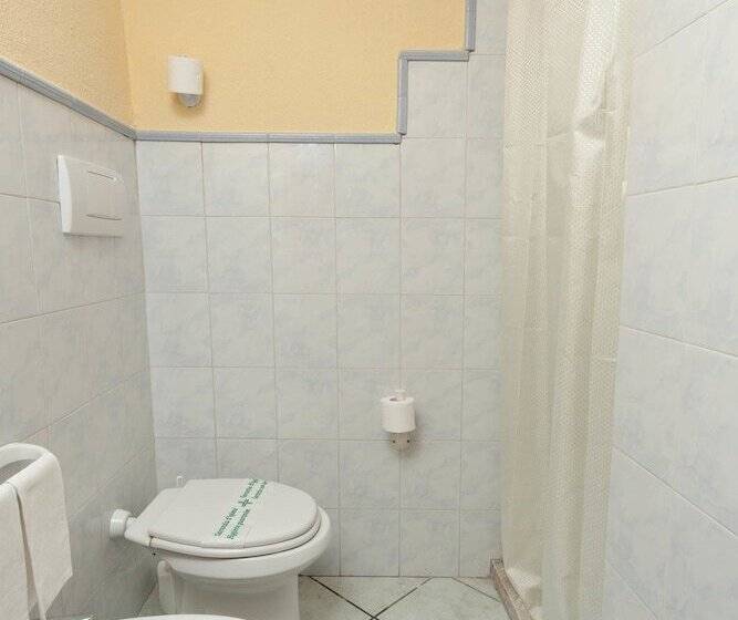 חדר סטנדרט יחיד, Ape Regina