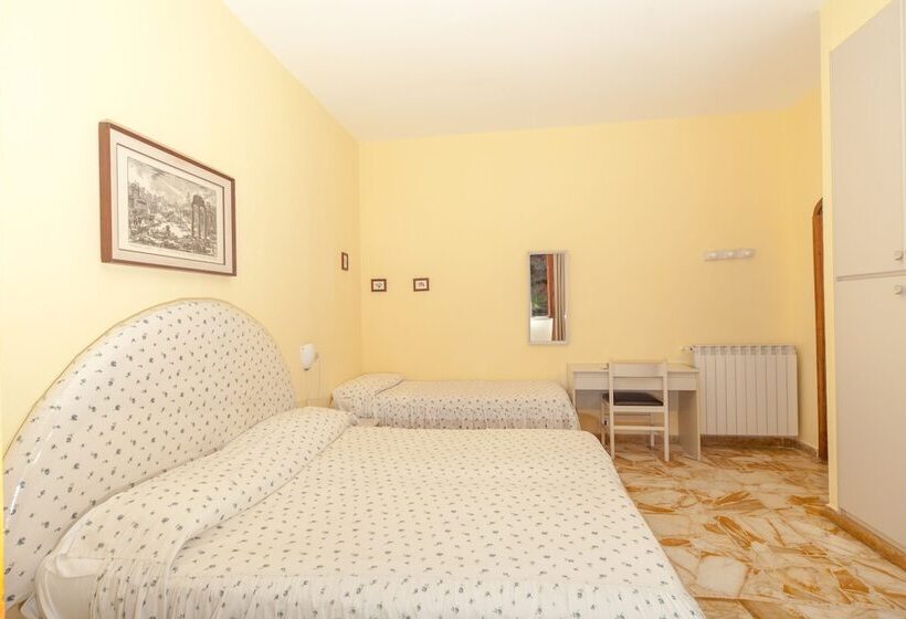 חדר סטנדרט לשלושה, Ape Regina