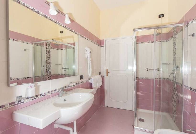 חדר סטנדרט לארבעה, Ape Regina