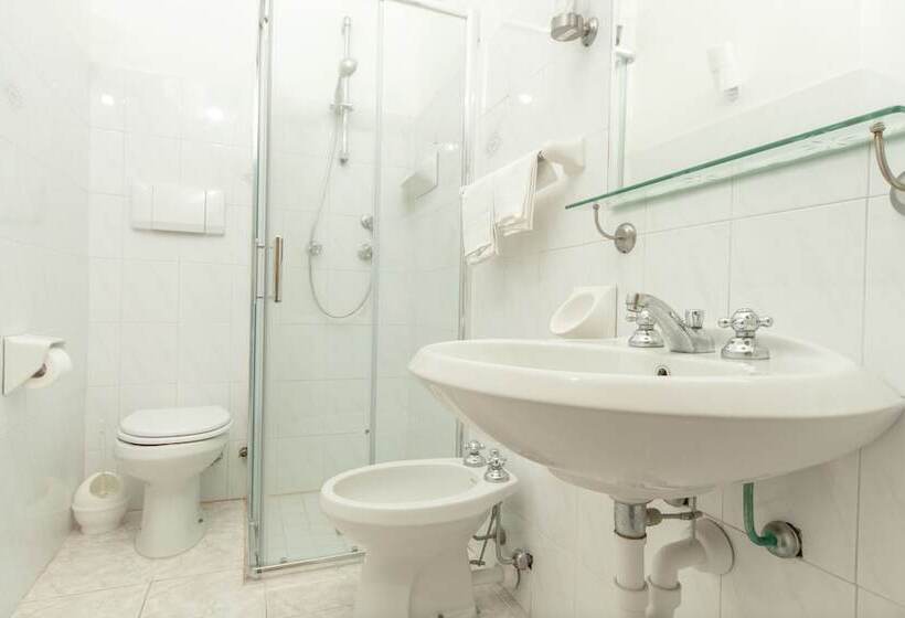 חדר סטנדרט לארבעה, Ape Regina