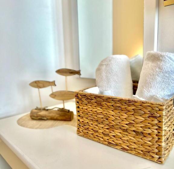 غرفة إقتصادية, Cala Di Seta