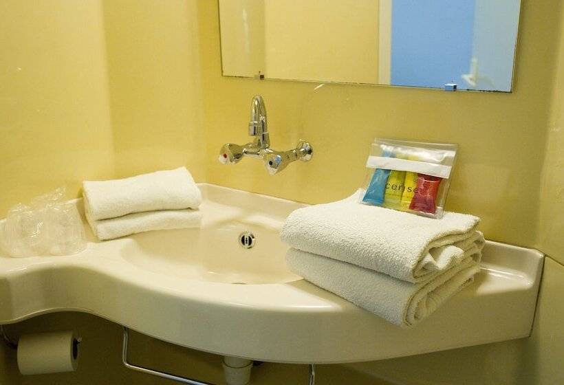 חדר סטנדרט לשלושה, Cerise Auxerre