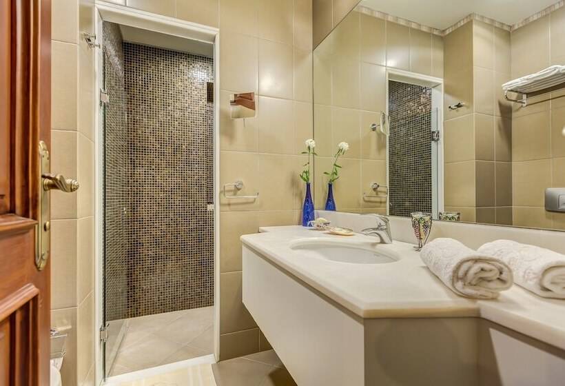 Camera Deluxe, Kaucuk