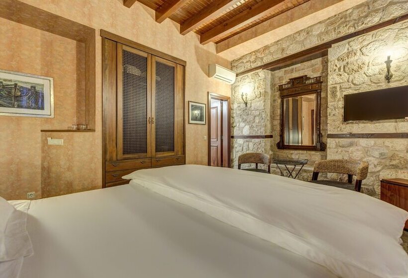 Camera Deluxe, Kaucuk