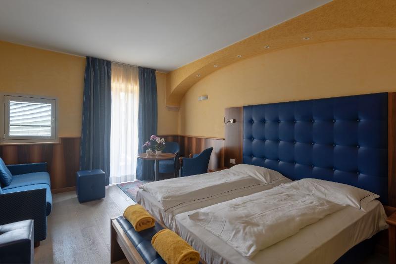 جناح جونيور, Grand Hotel Astoria