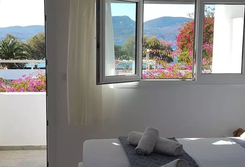 اتاق لوکس با چشم‌انداز دریا, Lagada Beach