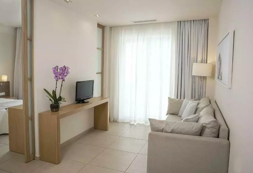 Chambre Familiale Vue Jardin, Maritimo Beach