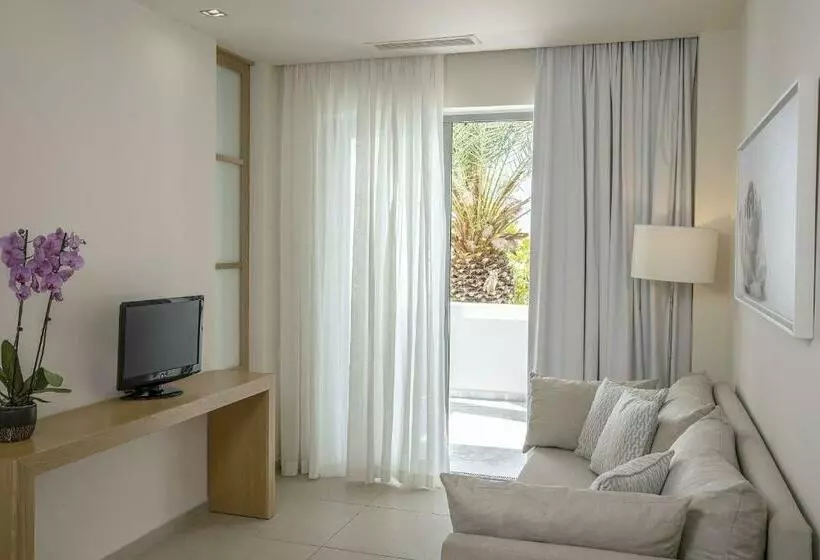 Chambre Familiale Vue Jardin, Maritimo Beach
