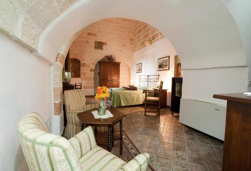 غرفة قياسية ثلاثية, Masseria Bosco & Masseria Strazzati