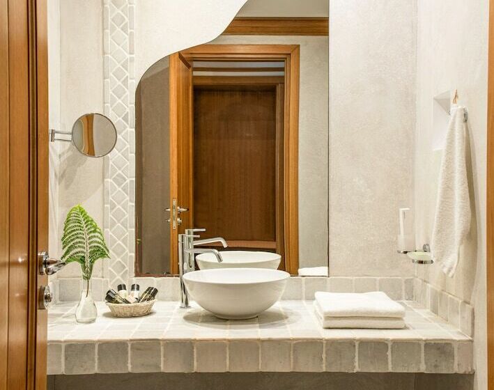 بانگلوی استاندارد, Mitsis Selection Blue Domes