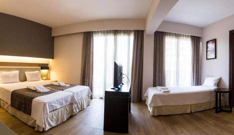 חדר סטנדרט לשלושה, Philippos Xenia