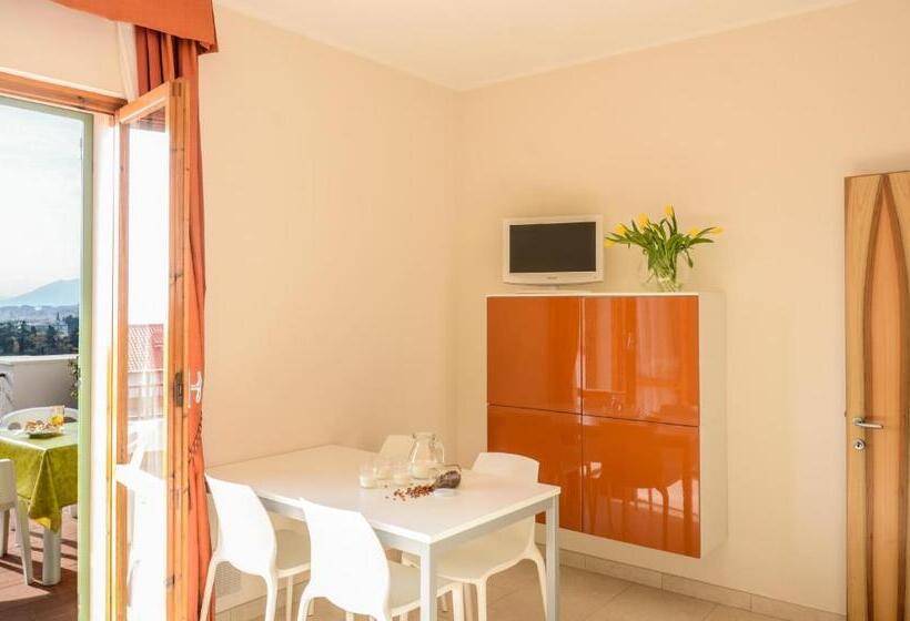 带1个卧室的带海景的公寓, Residence Dei Fiori