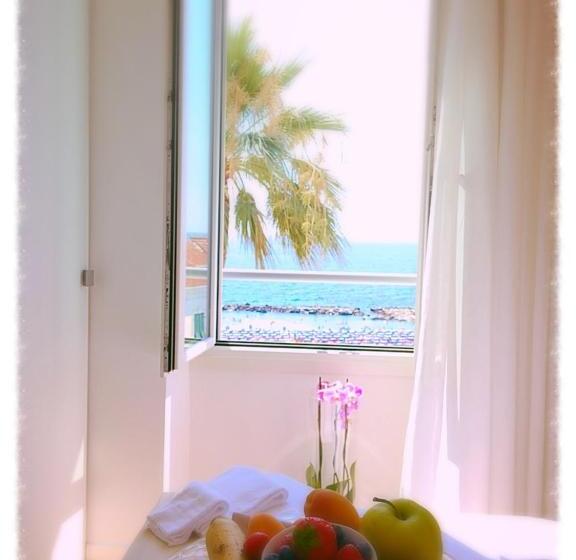 غرفة قياسية مطلّة علي البحر مزوَّدة بشُرفة, Sanremo Luxury Suites