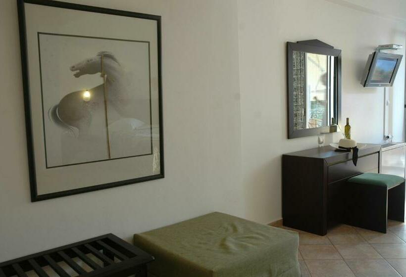 Studio Familial, Santa Maura