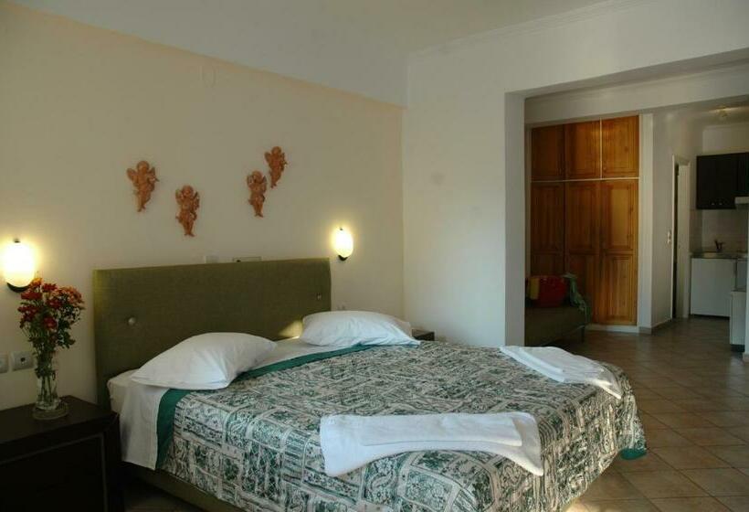 Studio Familial, Santa Maura