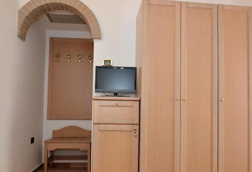 חדר אקונומי, Thàlas Club