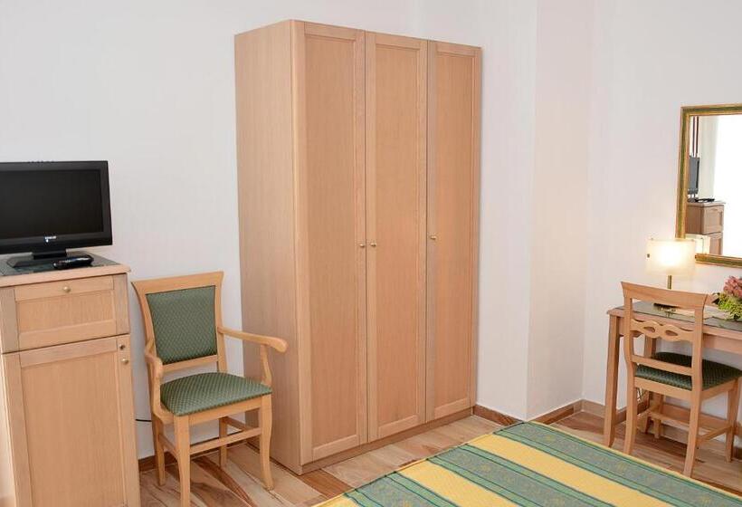 חדר אקונומי, Thàlas Club