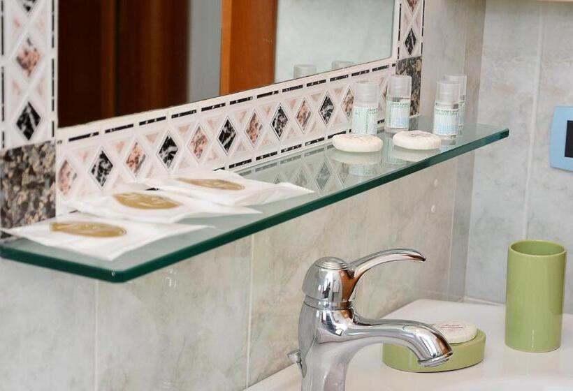 חדר סטנדרט לשלושה, Thàlas Club