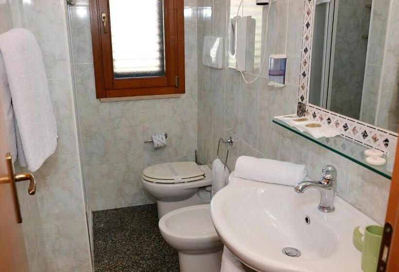 חדר משפחתי, Thàlas Club