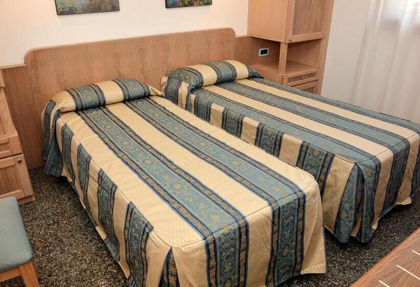 חדר משפחתי, Thàlas Club